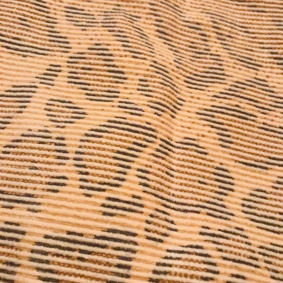 Stylish Plush Leopard Accent Rug Approx 60”x90” - Picture 2 of 6